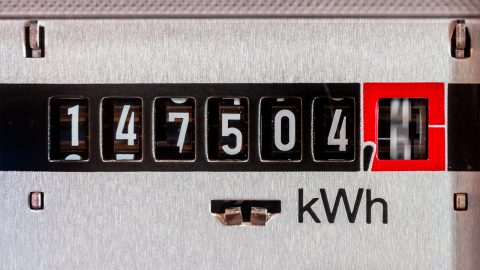 ifi_ Nahaufnahme eines Stromzählers, der einen Wert von 147504 Kilowattstunden (kWh) anzeigt, wobei die Ziffern schwarz-weiß dargestellt sind.